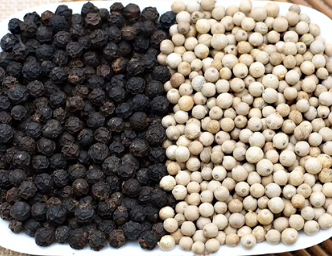 白胡椒粉和黑胡椒粉有什么区别?