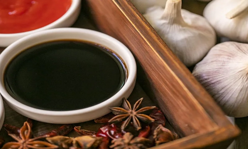 酱油的选择：从种类、国家标准到健康选择的全面指南